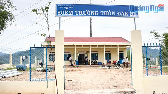 Điểm trường thôn Đăk Be, Trường Tiểu học Sơn Tân (Sơn Tây) được xây mới tường rào cổng ngõ chuẩn bị cho năm học mới.