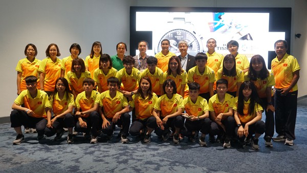 ĐT bóng đá nữ Việt Nam chụp ảnh lưu niệm với đại diện đoàn thể thao Việt Nam tại sân bay Jakarta
