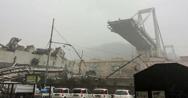   Cầu cao tốc trên cao ở Genoa bị sập. (Ảnh: Twitter)