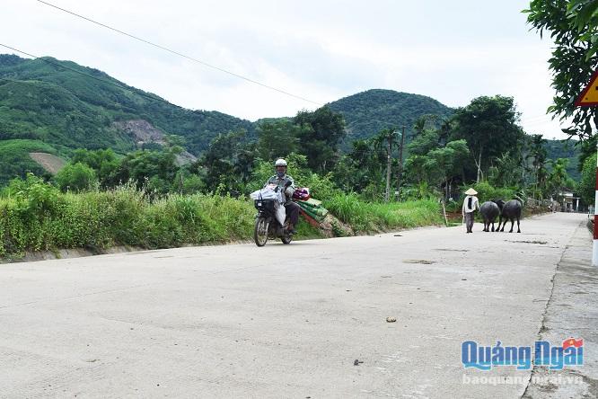 Nhờ có con đường mà người dân thôn Thanh Mau và Phiên Chá có điều kiện phát triển kinh tế, học sinh đi lại dễ dàng. 