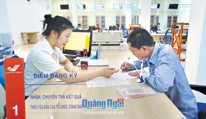 Bưu điện tỉnh đã mở thêm bưu cục cấp 3 tại Trung tâm Hành chính công tỉnh để phục vụ tại chỗ cho tổ chức, công dân. Ảnh: Ý THU