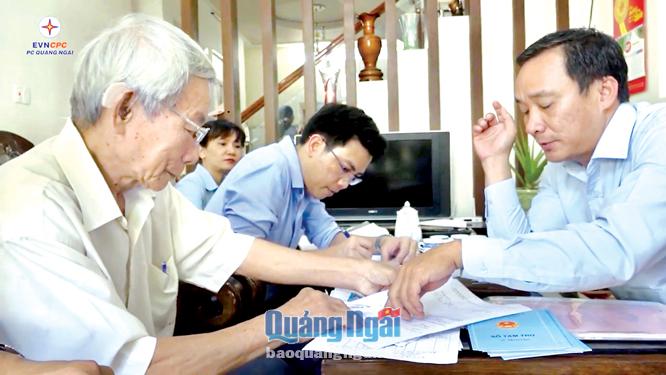 Công ty Điện lực Quảng Ngãi hướng dẫn chủ nhà trọ kê khai đăng ký mua điện theo quy định. Ảnh: T.Nhị