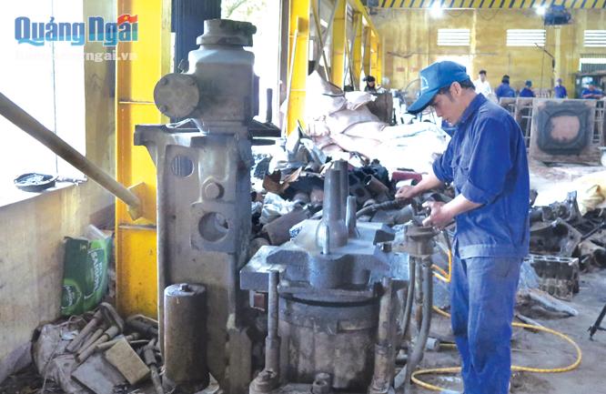 Công nhân Nhà máy Cơ khí Quảng Ngãi thuộc Công ty CP Cơ khí và Xây lắp An Ngãi đang vận hành máy.