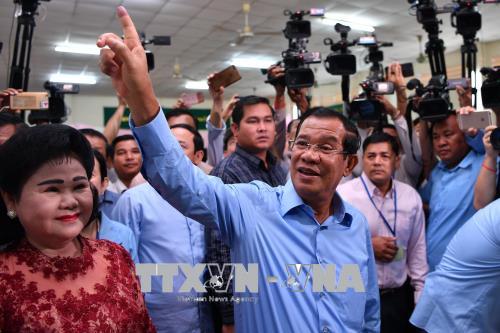 Thủ tướng Campuchia Hun Sen (giữa) bỏ phiếu trong cuộc bầu cử Quốc hội khóa VI tại Phnom Penh ngày 29-7. Ảnh: TTXVN phát