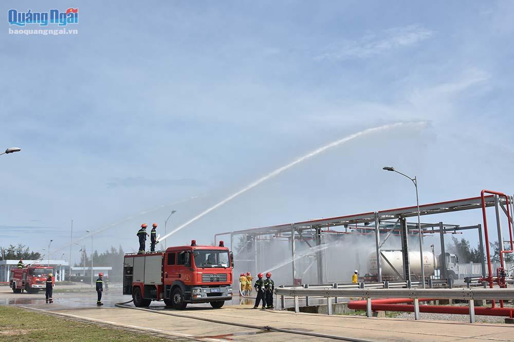 xe chữa cháy của cảnh sát phòng cháy chữa cháy, Công ty lọc hóa dầu Bình Sơn tham gia chữa cháy