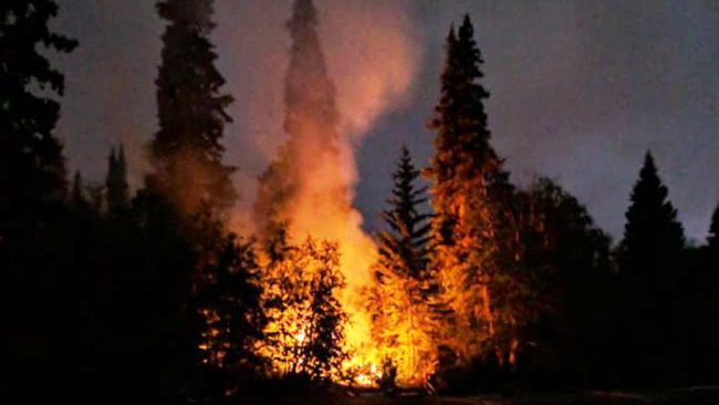 Một đám cháy gần khu nghỉ dưỡng ở vịnh Pondosy. (Ảnh: Pondosy Bay Wilderness Resort)