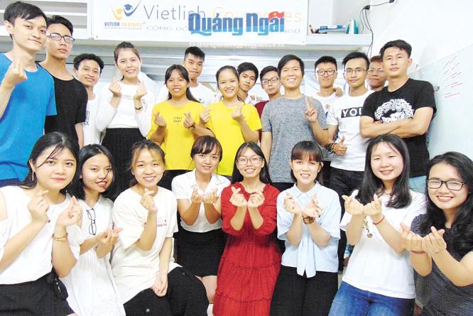   Phạm Thị Huyền (áo vàng, hàng đứng, thứ 5 từ trái qua) tự tin cùng các sinh viên đại học khác trong câu lạc bộ tiếng Anh.                                                                         Ảnh: NVCC