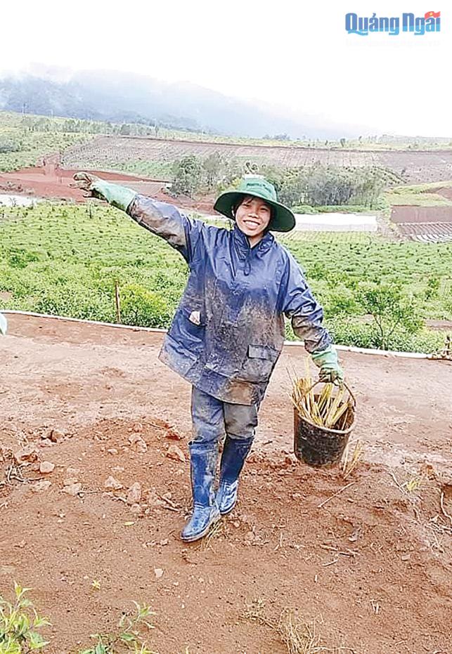  Cô sinh viên năm nhất ngành Nông học Phạm Thị Huyền thích thú với công việc thực tập tại Kon Tum.                                                                                                        Ảnh NVCC