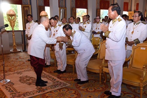 Quốc vương trao sắc chỉ cho Thủ tướng Hun Sen.