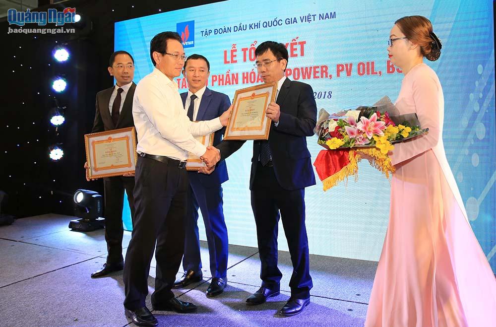 Tổng giám đốc PVN Nguyễn Vũ Trường Sơn tặng bằng khen cho lãnh đạo 3 đơn vị BSR, PVPower, PVOil