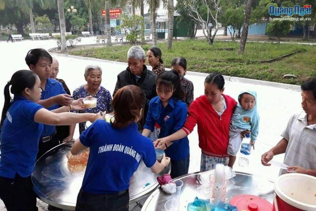 Tiến cùng đoàn viên thanh niên xã Tịnh Ấn Tây phát cháo từ thiện tại Trung tâm Y tế huyện Sơn Tịnh.