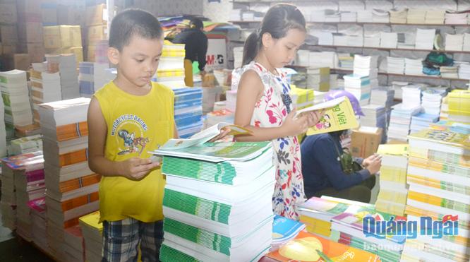  Học sinh chọn mua sách giáo khoa tại Nhà sách Trần Quốc Tuấn (TP.Quảng Ngãi).