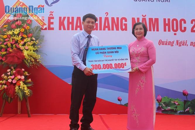 Ngân hàng Quân đội ủng hộ 300 triệu đồng cho Trung tâm Nuôi dạy trẻ khuyết tật Võ Hồng Sơn. 