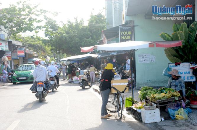 Tuyến đường Trần Quang Diệu bị lấn chiếm để buôn bán, làm mất mỹ quan đô thị, ảnh hưởng đến trật tự an toàn giao thông.