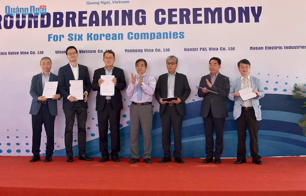 Trưởng BQL KKT Dung Quất và các KCN Quảng Ngãi Phạm Minh Tài trao chứng nhận đầu tư cho các nhà đầu tư Hàn Quốc