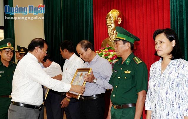 Phó Chủ tịch Thường trực UBND tỉnh Nguyễn Tăng Bính trao Bằng khen của UBND tỉnh cho các tập thể có thành tích xuất sắc