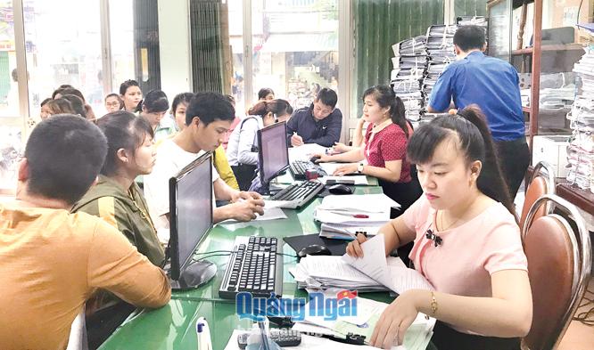 Người lao động đăng ký hưởng BHTN tại Trung tâm Dịch vụ việc làm tỉnh.