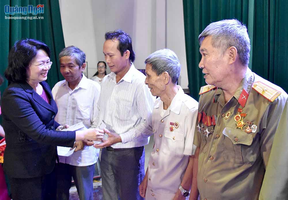 Phó Chủ tịch nước Đặng Thị Ngọc Thịnh tặng quà cho các gia đình chính sách