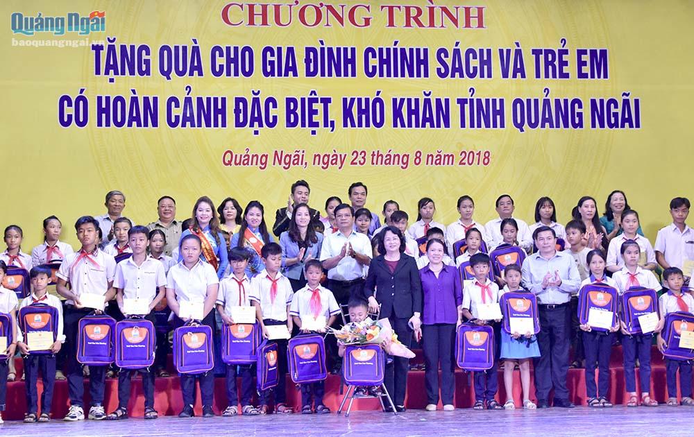 Phó Chủ tịch nước Đặng Thị Ngọc Thịnh cùng lãnh đạo tỉnh tặng quà cho trẻ em