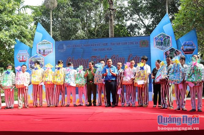 Đại diện lãnh đạo Hội LHTN Việt Nam tỉnh trao 15 suất quà cho các phạm nhân tham gia lao động, cải tạo tốt. 