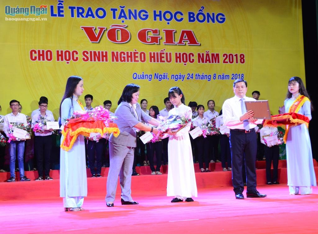 Bà Võ Thị Ánh Tuyết và Phó Bí thư Tỉnh ủy Trần Văn Minh trao học bổng cho học sinh.