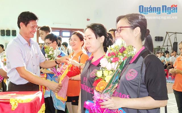 Ban tổ chức tặng cờ lưu niệm và hoa cho các đơn vị tham gia hội thao