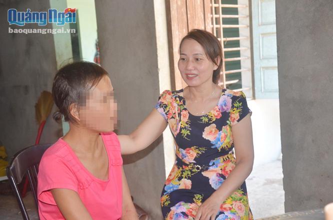 Chị Trịnh Thị Duyên (bên phải) thăm hỏi, động viên một bệnh nhân nhiễm HIV/AIDS.
