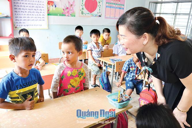 Học sinh lớp 1, Trường Tiểu học Sơn Tân (Sơn Tây) được làm quen với bạn bè, thầy cô giáo. 