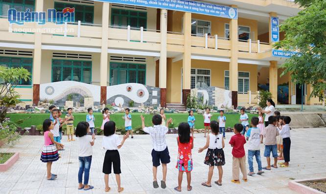  Học sinh lớp 1, Trường Tiểu học Sơn Hạ 2 được trang bị những kỹ năng cần thiết trước khi vào học chính thức.