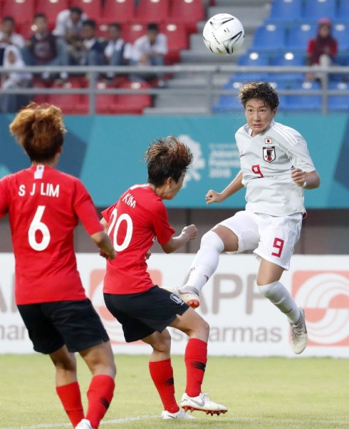 Tuyển nữ Hàn Quốc (áo đỏ) thua Nhật Bản 1-2 tại bán kết ASIAD 2018. Ảnh: Yonhap.