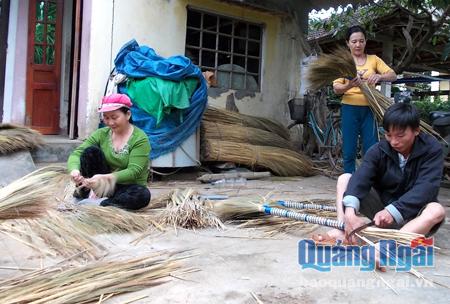 Làm chổi đót ở khu dân cư 11, thôn Đại An Đông I, xã Hành Thuận.