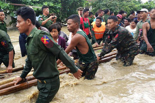 Người dân sơ tán sau vụ vỡ đập Swar Chaung. Ảnh: Reuters
