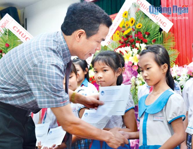Phó Chủ tịch UBND tỉnh Đặng Ngọc Dũng trao học bổng cho học sinh nghèo học giỏi.