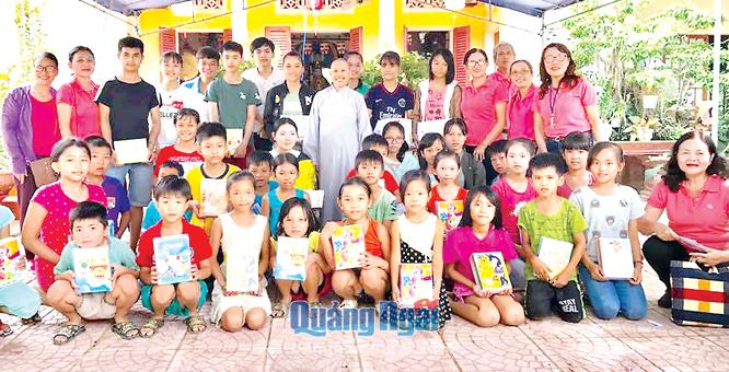  Nhóm thiện nguyện Sen Hồng (TP.Quảng Ngãi) trao quà cho học sinh nghèo ở thôn Đoàn Kết, xã Tịnh Ấn Đông (TP.Quảng Ngãi).