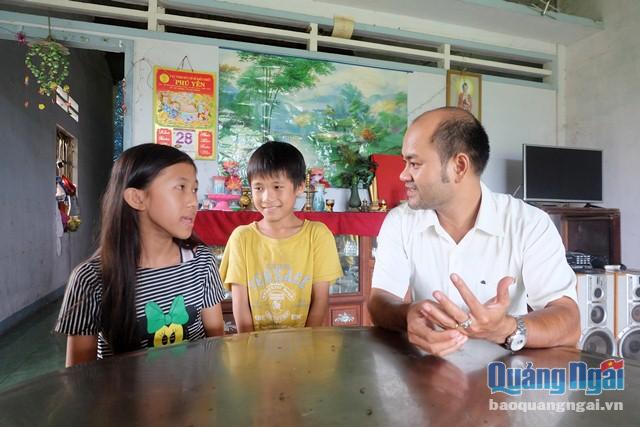 Đoàn phường Quảng Phú thăm hỏi, động viên học sinh nhận đỡ đầu trước năm học