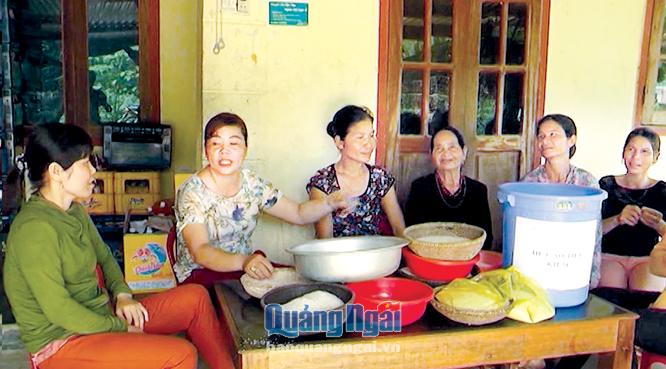 Phụ nữ xã Sơn Trung (Sơn Hà) quyên góp cho hũ gạo tình thương giúp đỡ hội viên nghèo.