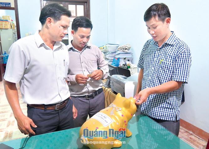  Cán bộ huyện Tây Trà thực hiện mô hình tiết kiệm để giúp hộ nghèo.