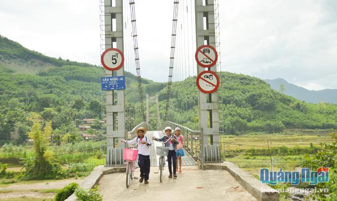  Những cây cầu treo dân sinh tạo thuận lợi trong việc  giao thương, đi lại cho người dân ở các huyện miền núi trong tỉnh.