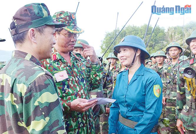 Chính ủy Quân khu 5, Trung tướng Trần Quang Phương biểu dương các lực lượng tham gia thực hành bắn đạn thật trong diễn tập KVPT tỉnh năm 2018.