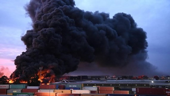 Cột khói bốc cao từ hiện trường vụ cháy. (Nguồn: heraldsun.com.au)