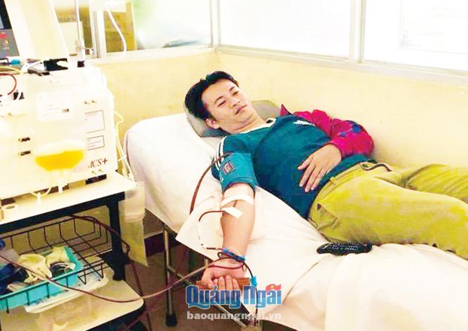 Anh Võ Đình Anh Tịnh là thành viên tích cực của câu lạc bộ “Ngân hàng máu sống” trong một lần hiến máu cứu người.