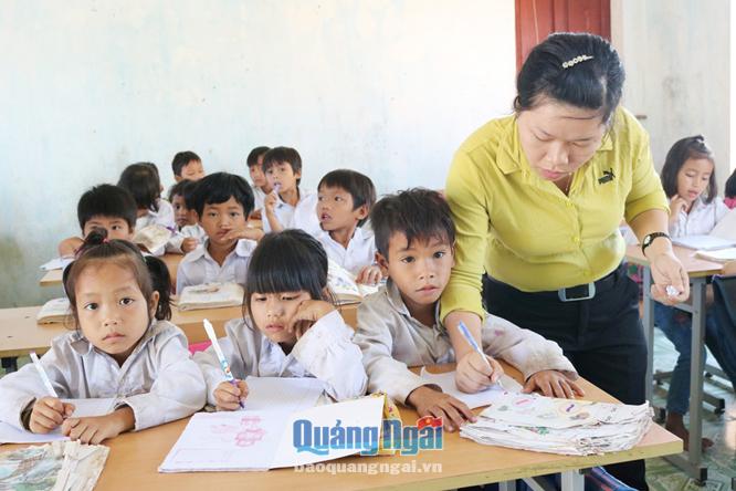  Cô giáo Nguyễn Thị Ngọc Huyền luôn mong được cống hiến sức trẻ cho ngành giáo dục vùng đất quế Trà Bồng.