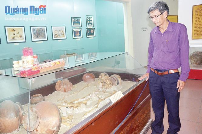 Tiến sĩ Đoàn Ngọc Khôi và di cốt song táng của người Sa Huỳnh cổ do chính anh khai quật tại xóm Ốc (Lý Sơn), hiện đang trưng bày tại Bảo tàng Tổng hợp tỉnh.