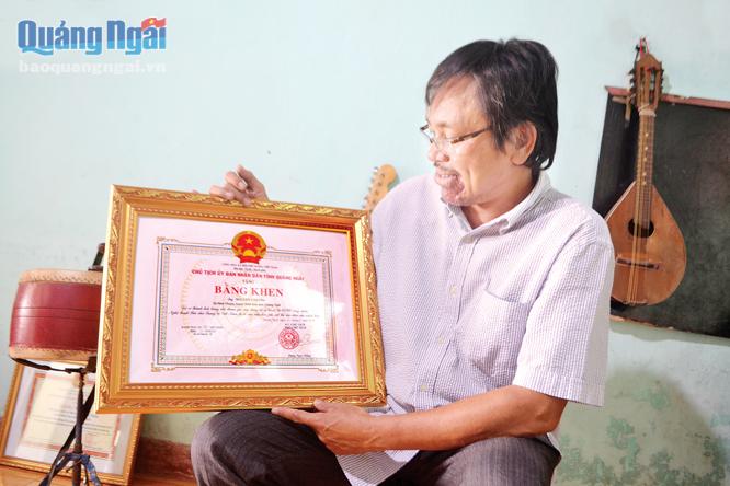 Ông Nguyễn Văn Thu  được Chủ tịch UBND tỉnh khen thưởng vì có thành tích trong việc tham gia xây dựng hồ sơ trình UNESCO công nhận Nghệ thuật Bài chòi Trung Bộ là Di sản văn hóa phi vật thể đại diện của nhân loại.