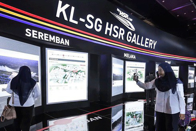 Dự án đường sắt cao tốc Singapore – Malaysia trưng bày tại Kuala Lumpur (Malaysia). (Ảnh: NST/Star)
