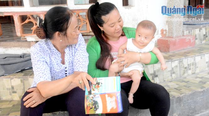  Cán bộ dân số xã Bình Hải (Bình Sơn) tuyên truyền về chính sách DS-KHHGĐ cho chị em phụ nữ trong diện sinh đẻ.                                                                         Ảnh: K.Ngân
