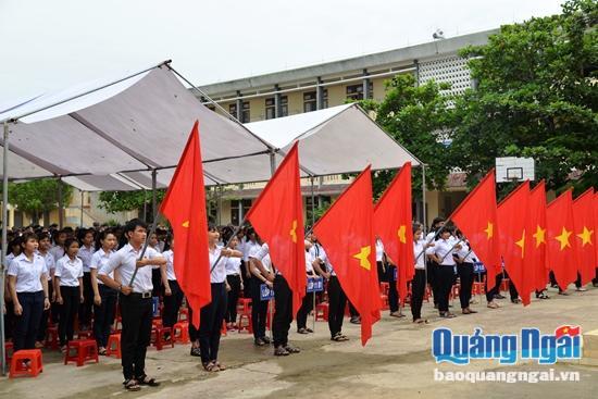 Các học sinh trường THPT Dân tộc Nội trú tỉnh trong lễ khai giảng. 