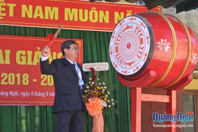 Hiệu trường Trường THPT Dân tộc nội trú tỉnh Đặng Văn Giữ đánh trông khai giảng năm học mới. 