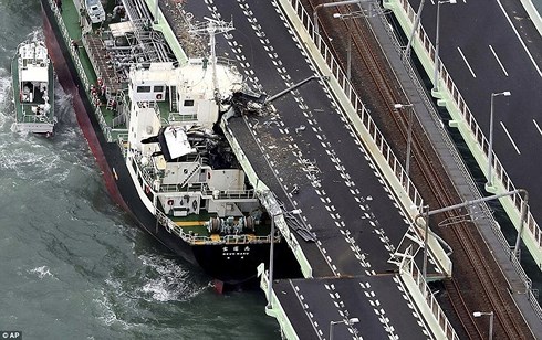 Bão lớn khiến một con tàu chở hàng nặng hơn 2.500 tấn đâm sầm vào cây cầu kết nối với sân bay Kansai. Ảnh: AP.