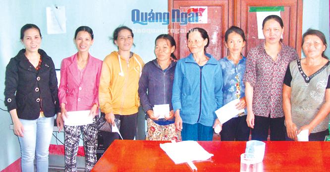 Hội LHPN huyện Bình Sơn tặng quà cho phụ nữ nghèo tại xã Bình Mỹ (Bình Sơn).